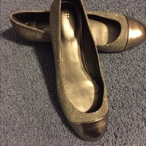 Naturalizer size 8 platinum flats NWOT.